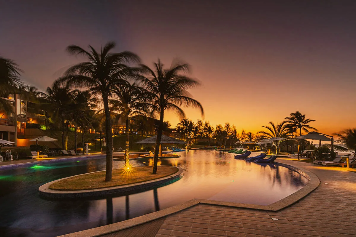 Piscina do Carmel Charme Resort ao pôr do sol