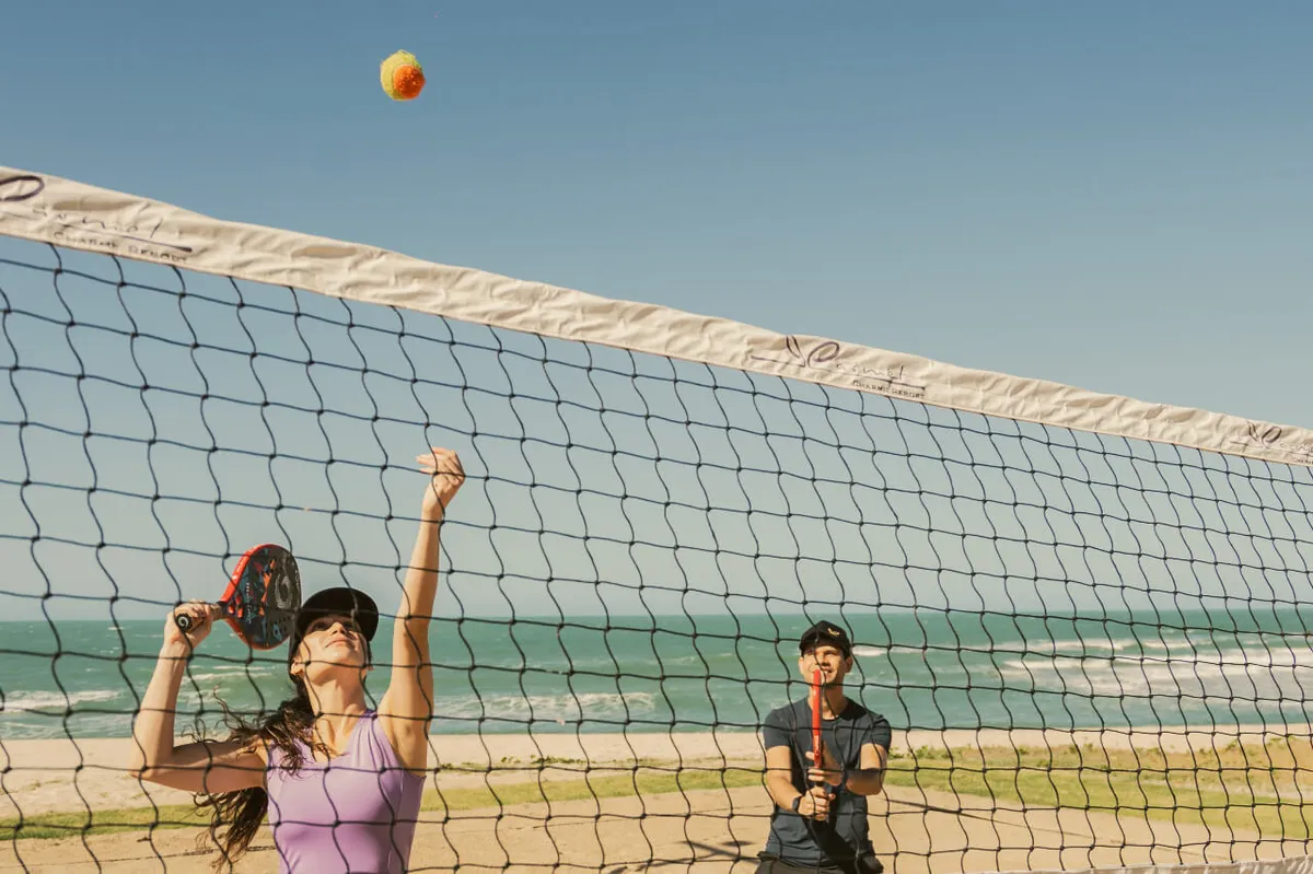 Beach tennis à beira-mar no Carmel Charme Resort
