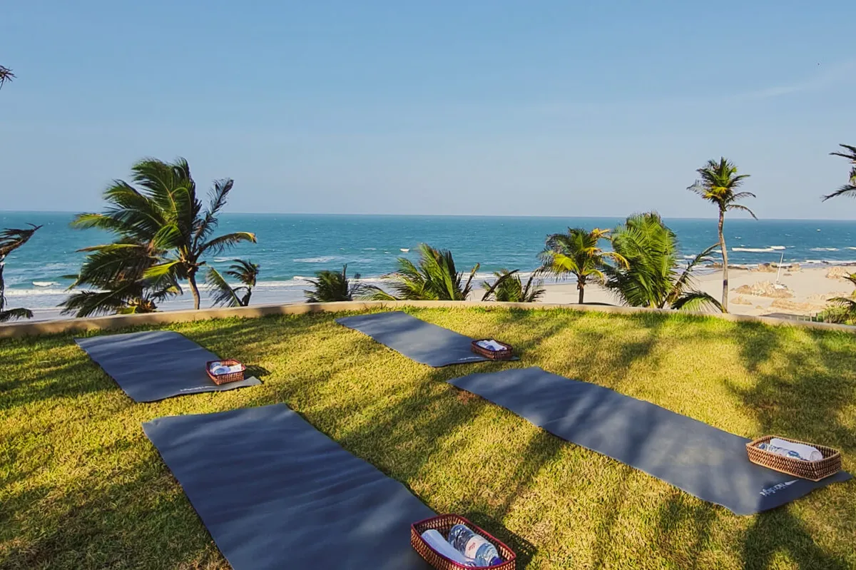 Yoga ao ar livre de frente para o mar