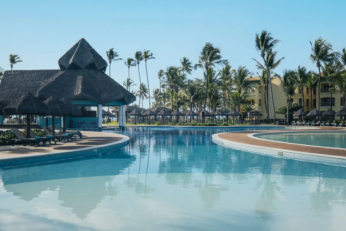Piscina do Iberostar Waves Bahia com coqueiros