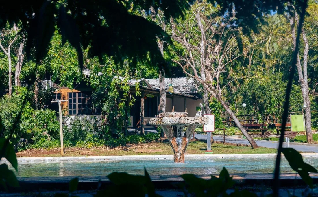 Jardim e piscina do resort