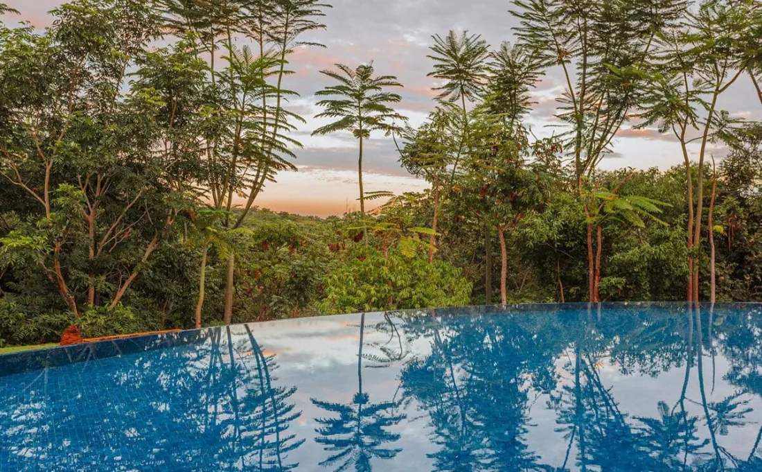 Piscina Infinitus do Rio Quente Cristal Resort com vista para a Serra das Caldas